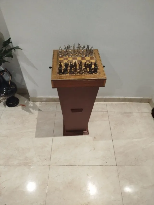 Ajedrez metálico figuras detalladas