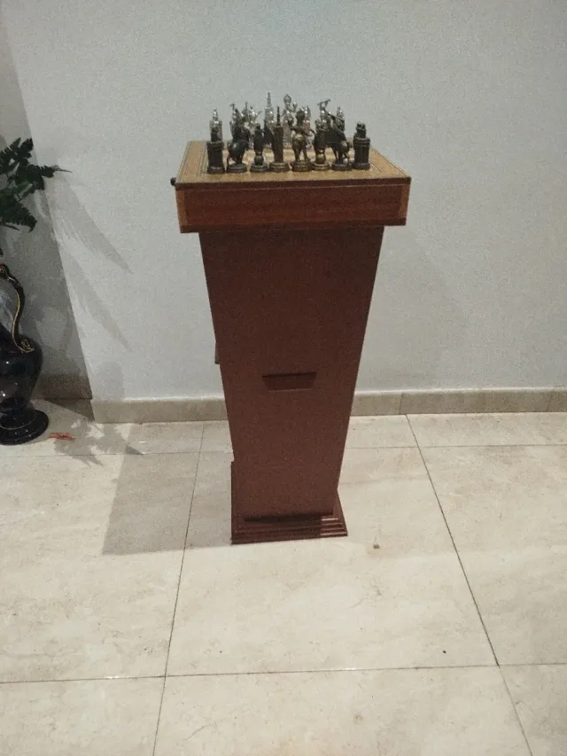 Ajedrez metálico figuras detalladas