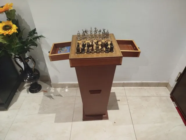 Ajedrez metálico figuras detalladas