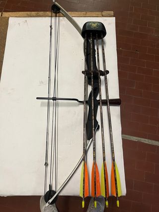 Arco compound con faretra e frecce