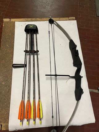 Arco compound con faretra e frecce