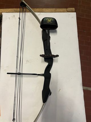 Arco compound con faretra e frecce