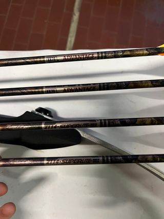 Arco compound con faretra e frecce