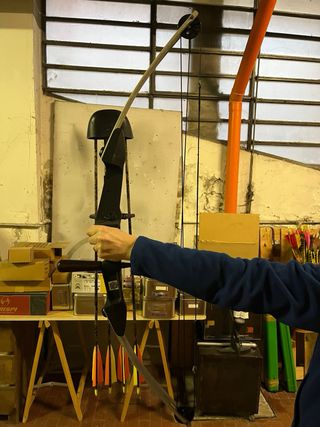Arco compound con faretra e frecce