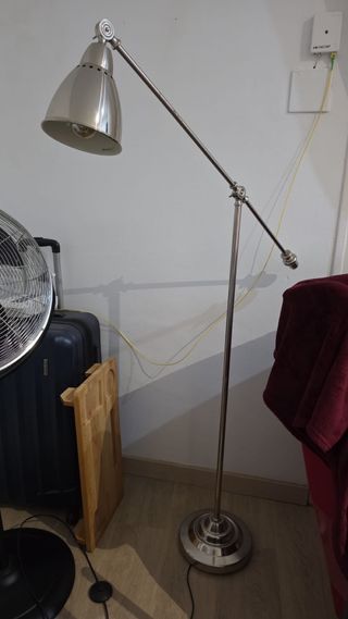 Lámpara de pie metálica plateada