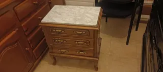 Mesita de noche de madera con mármol