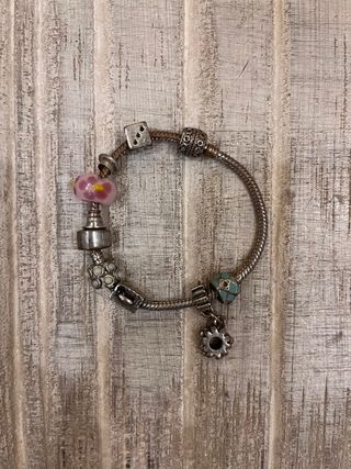 Pulsera Pandora con adornos . PLATA