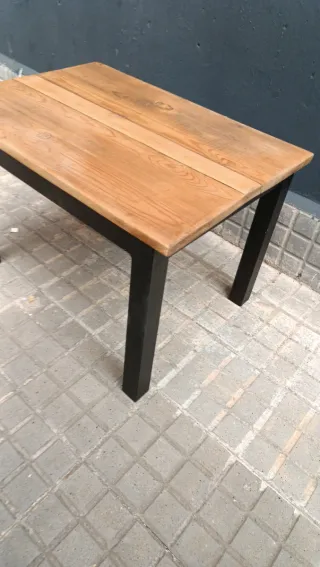 Mesa baja madera y metal reciclada