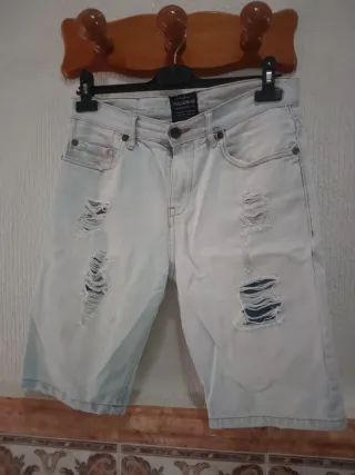 Pantalones pirata vaqueros desgastados