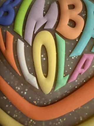 iPhone 11 Blanco y Funda colgante de Bimba y Lola