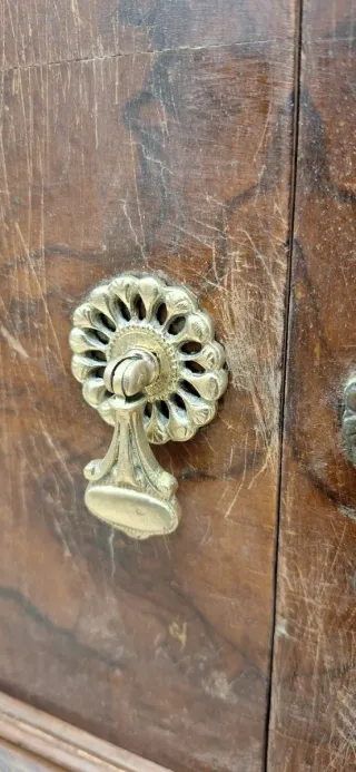 Mesita de noche de madera antigua