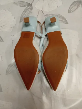 Zapatos de tacón bordados beige y azul