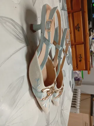Zapatos de tacón bordados beige y azul