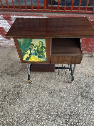 Mesa auxiliar vintage con ruedas