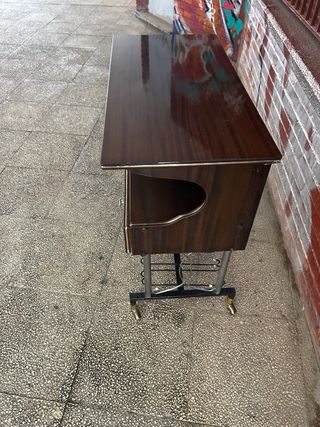 Mesa auxiliar vintage con ruedas