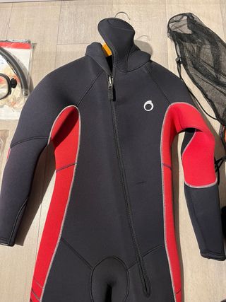 Equipo de buceo completo: traje, aletas, gafas...