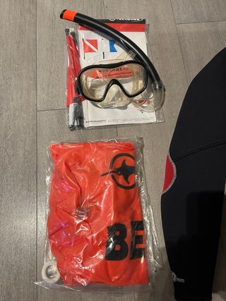 Equipo de buceo completo: traje, aletas, gafas...