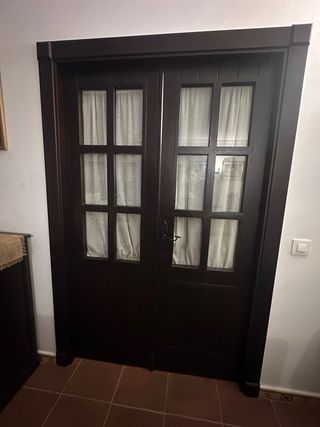 Puerta doble de madera oscura