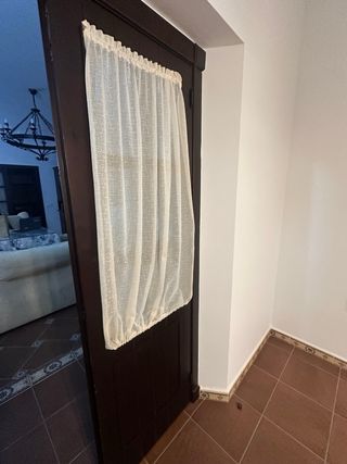 Puerta doble de madera oscura