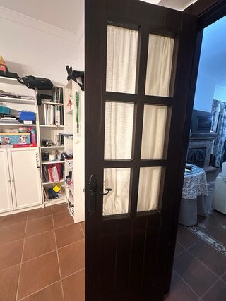 Puerta doble de madera oscura