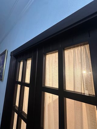 Puerta doble de madera oscura