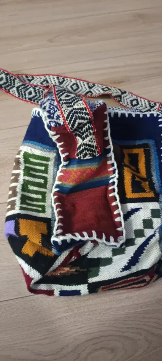 Bolsa de lana étnica tejida a mano.