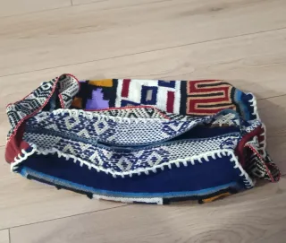 Bolsa de lana étnica tejida a mano.