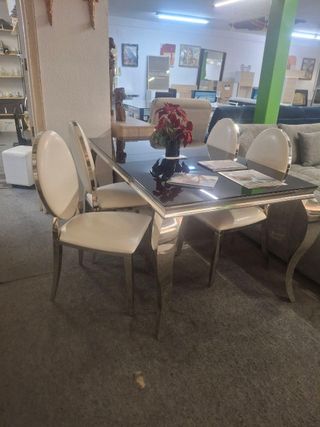 Mesa de comedor y 4 sillas