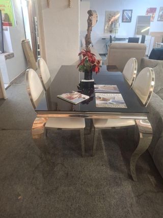 Mesa de comedor y 4 sillas