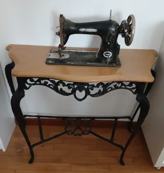 Máquina de coser antigua con mesa