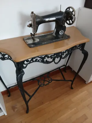 Máquina de coser antigua con mesa