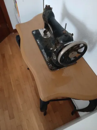 Máquina de coser antigua con mesa