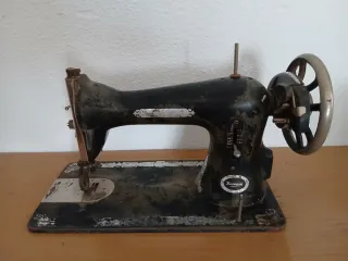 Máquina de coser antigua con mesa