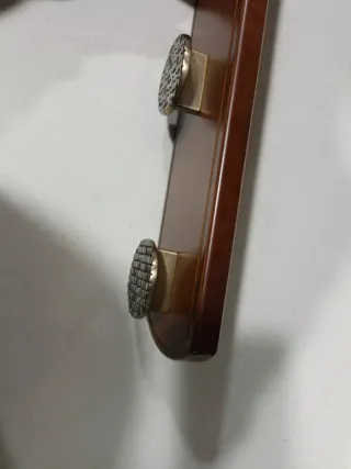 Perchero de madera con 4 ganchos dorados