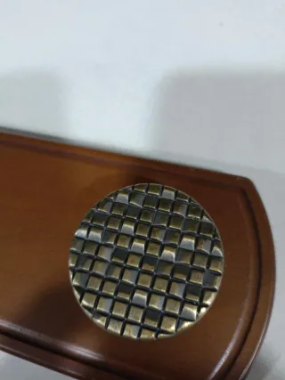 Perchero de madera con 4 ganchos dorados