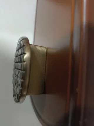 Perchero de madera con 4 ganchos dorados