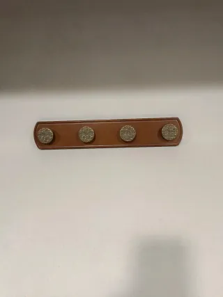 Perchero de madera con 4 ganchos dorados