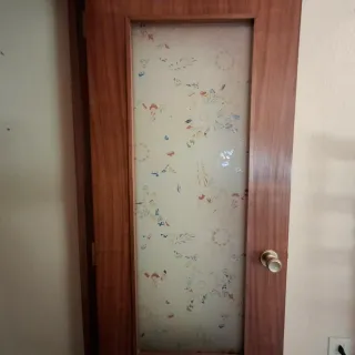 Puerta interior de madera con cristal decorado