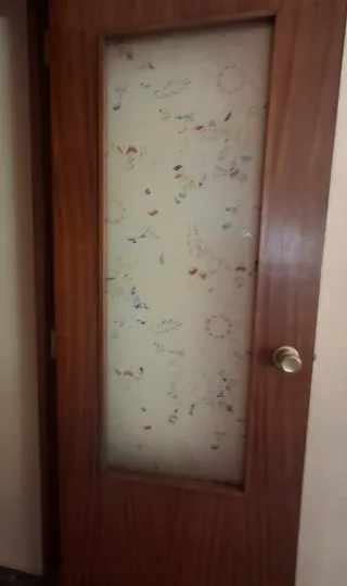 Puerta interior de madera con cristal decorado