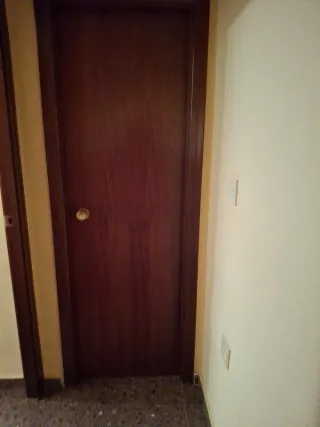 Puerta interior de madera con cristal decorado