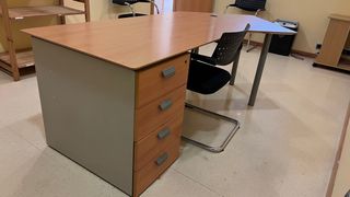 Scrivania con cassettiera