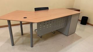 Scrivania con cassettiera