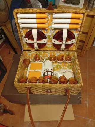 Maleta antigua de mimbre para picnic