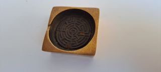 Posacenere in Ottone con un motivo a Labirinto, no