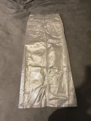 Falda plateada con brillo y abertura