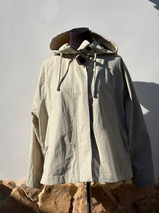 Parka Zara con capucha. Talla XS-M