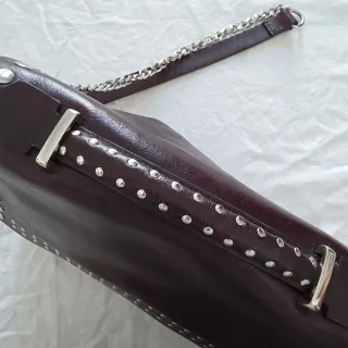 Bolso Zara con tachuelas burdeos