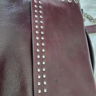 Bolso Zara con tachuelas burdeos