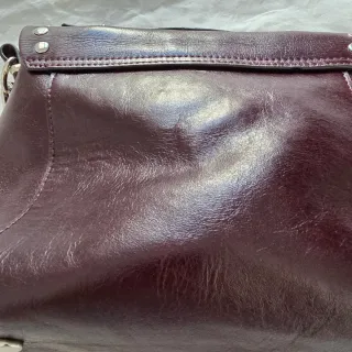 Bolso Zara con tachuelas burdeos