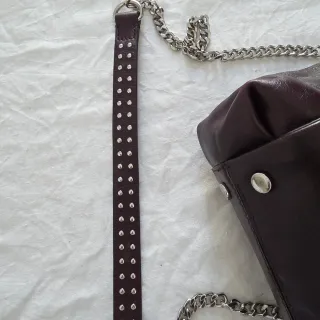 Bolso Zara con tachuelas burdeos